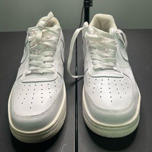 White Nike Af1’s Worn A Few Times Still In Very Good Condition Box✅